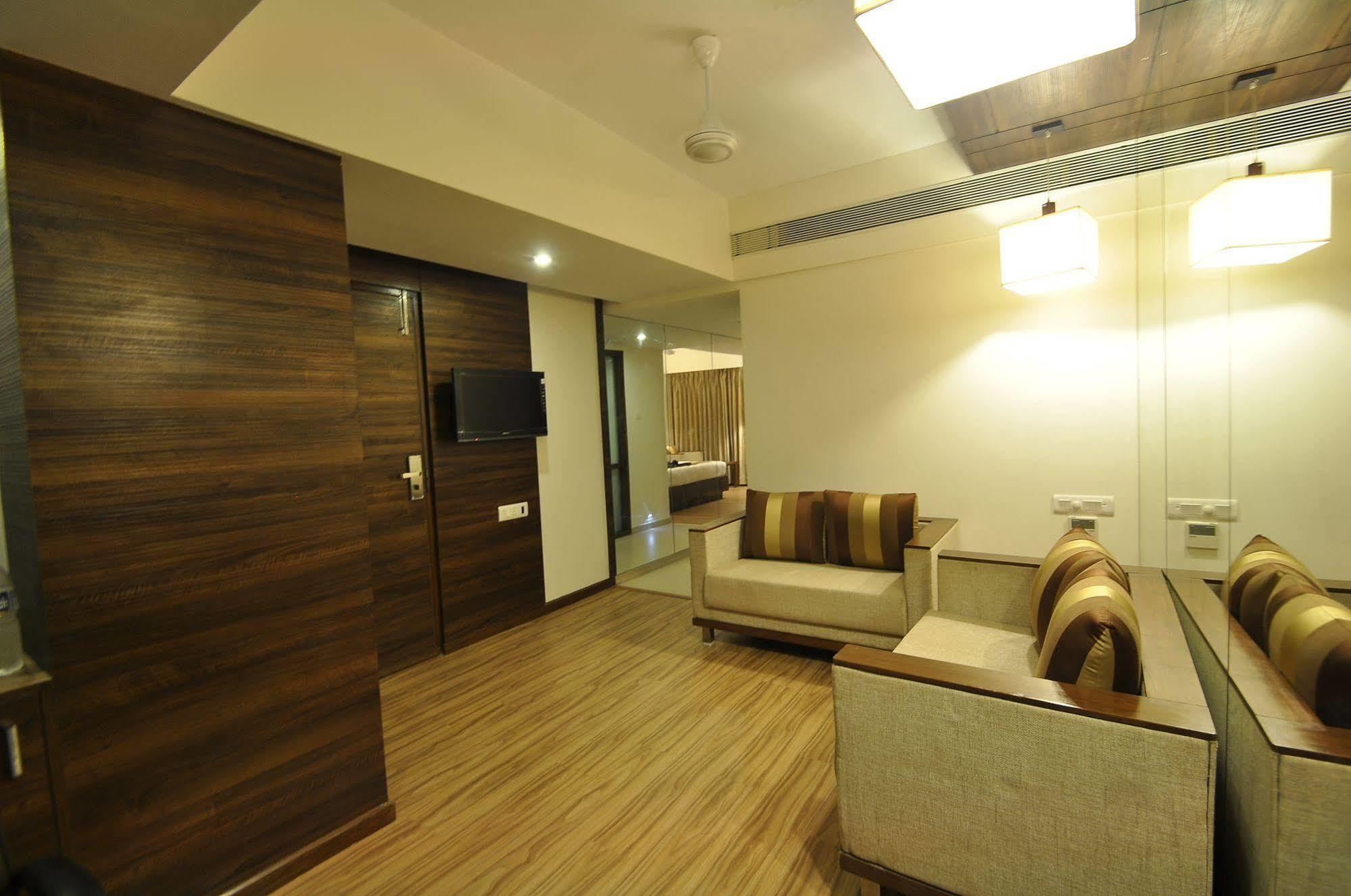 Le Grande Residency -Unmarried Couples Are Not Allowed Ahmedabad Exterior photo