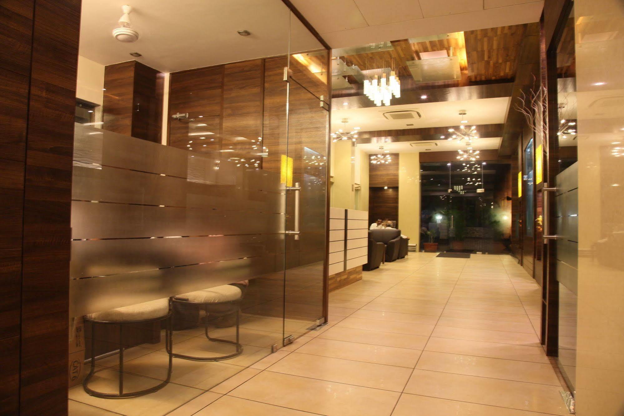 Le Grande Residency -Unmarried Couples Are Not Allowed Ahmedabad Exterior photo